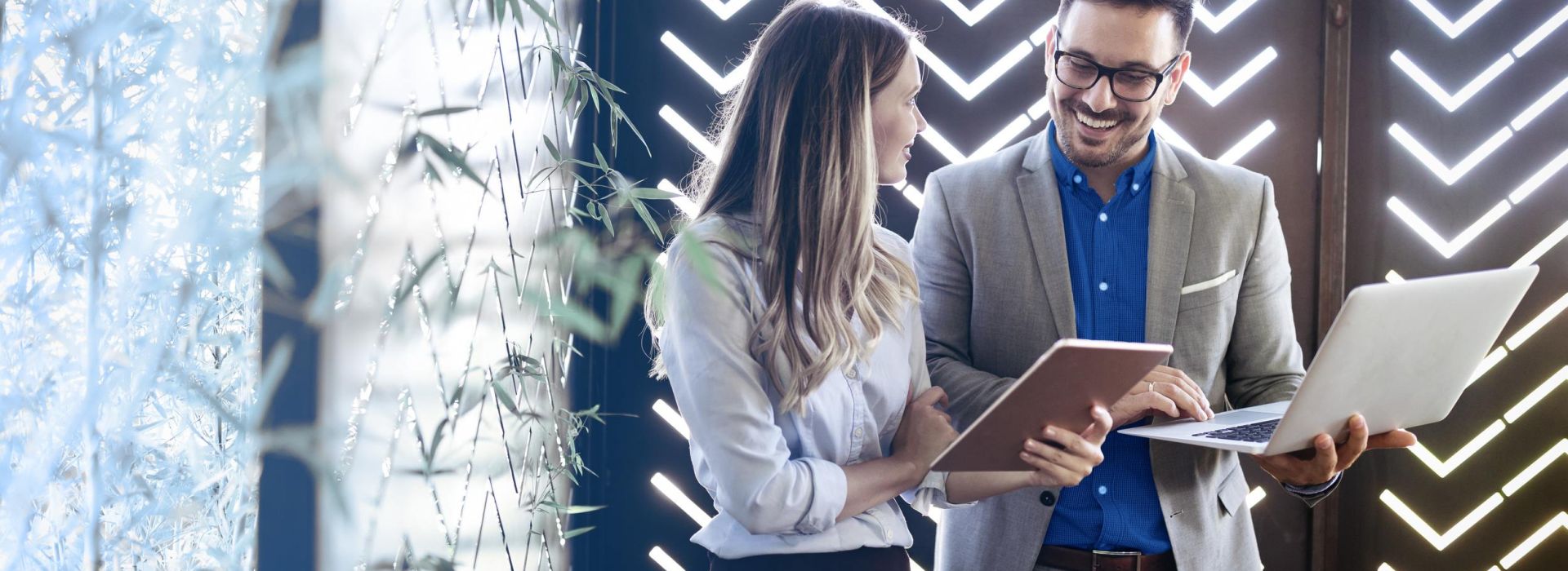 Eine Frau und ein Mann im Austausch während eines Business Meetings.