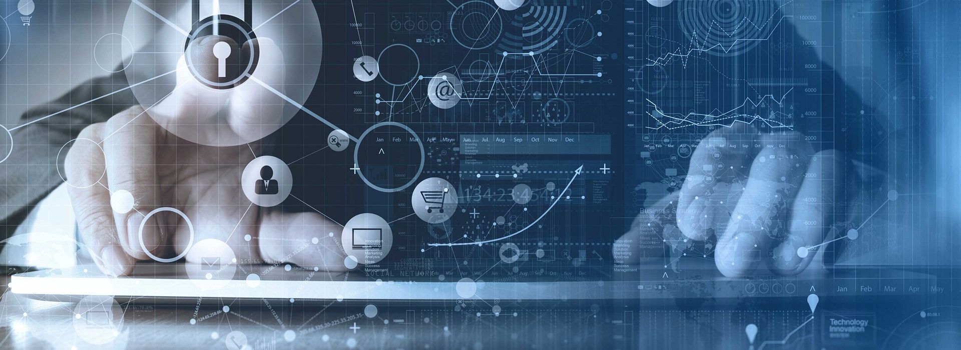 Person zeigt auf ein Schloss-Symbol, das mit mehreren anderen Punkten verbunden ist. Zum Beispiel: ein Symbol mit einem Nachrichtendienst, einem Cloud-Ssymbol und einem anderen Gerät. Alles ist miteinander verbunden.