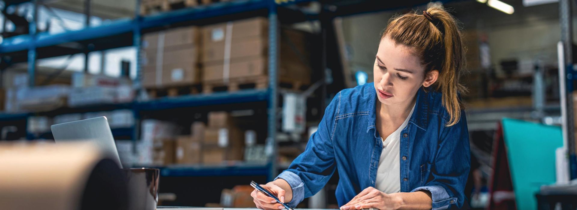 Eine Frau sitzt an einem Arbeitsplatz in der Logistik.