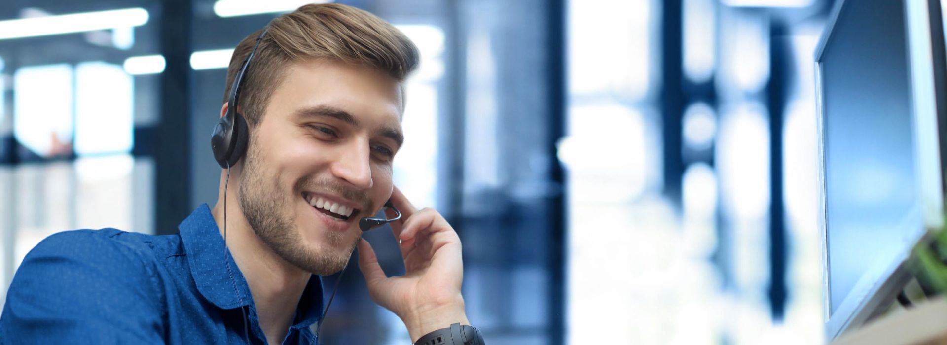 Ein Mitarbeiter aus dem Support betreut einen Kunden am Telefon.