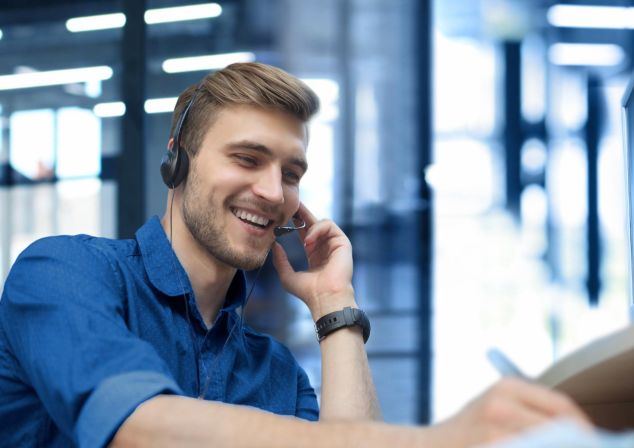 Ein Mitarbeiter aus dem Support betreut einen Kunden am Telefon.