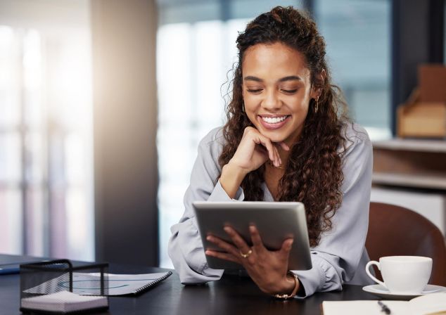 Eine Frau schaut sich Informationen auf einem Tablet an.